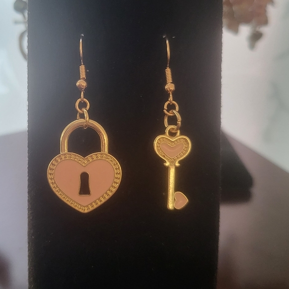 Heart lock & key earrings - Picture 3 of 3